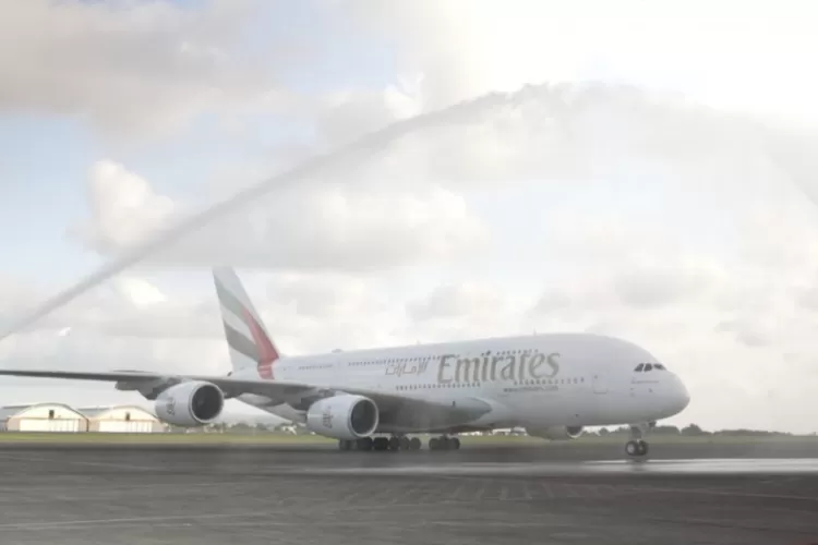 Pendaratan pertama maskapai Emirates dengan pesawat Airbus A380-800 di Bandara I Gusti Ngurah Rai, Bali. (DOK. ist.)