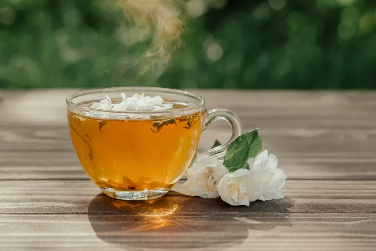 Segelas teh hangat di pagi hari membawa manfaat baik bagi kesehatan. (Julia Filirovska/Pexels)