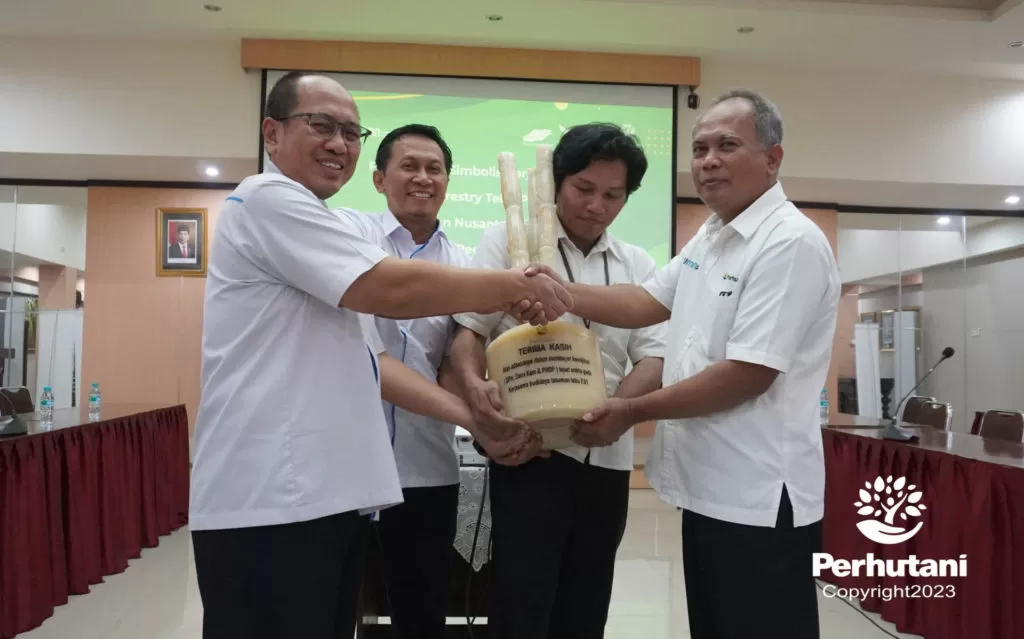 PT Perkebunan Nusantara (PTPN) XI mendapat apresiasi dari Perhutani Divisi Regional Jawa Timur (Divre Jatim) dengan diberi hadiah monumen tebu. (Dok.Perhutani)