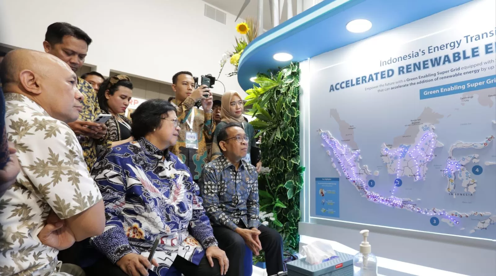Showcase Accelerated Renewable Energy Development pada booth PLN di Festival Lingkungan, Iklim, Kehutanan, Energi Baru Terbarukan (LIKE) yang digelar KLHK di Indonesia Arena, Senayan. (DOK. PLN)