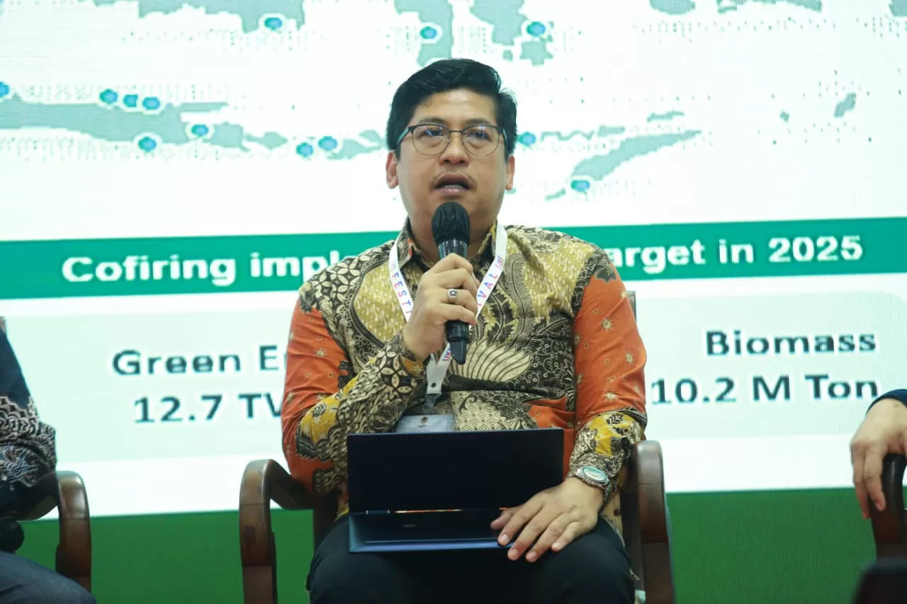 Vice President Pengadaan, Pengendalian dan Logistik Biomassa PLN Energi Primer Indonesia (EPI), Erfan Julianto saat menjadi pembicara di Festival Lingkungan Iklim Kehutanan dan EBT di Jakarta (17/9) (DOK.PT PLN (Persero))