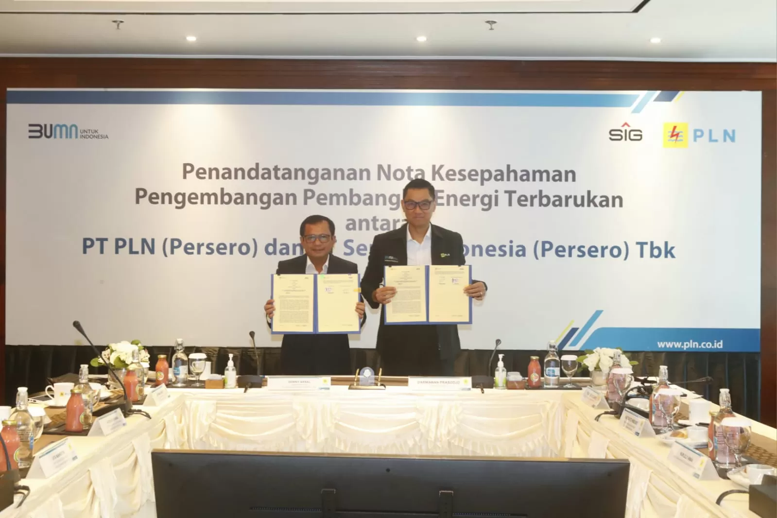 Dirut PT PLN (Persero) Darmawan Prasodjo (kanan) dan Dirut PT Semen Indonesia (Persero) Tbk (SIG) Donny Arsal (kiri) menunjukkan MoU pengembangan energi terbarukan yang telah ditandatangani di Jakarta (DOK.PT PLN (Persero))