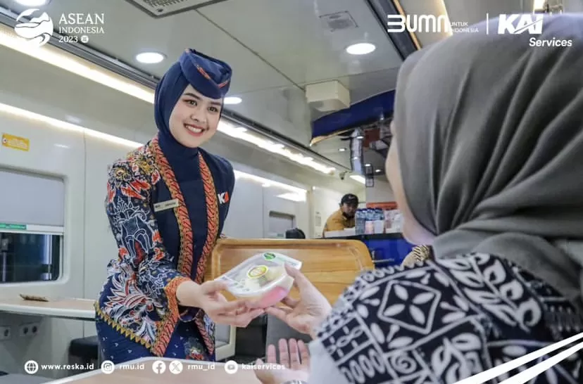 KAI Services Buka Loker Posisi Pramugara Dan Pramugari Kereta Api ...