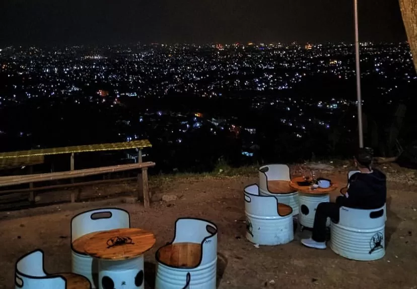 Cafe Senja, Tempat Nongkrong Asyik Sekaligus Spot Terbaik untuk Melihat  Sunset dan City Light Kota Bandung - Kabar BUMN