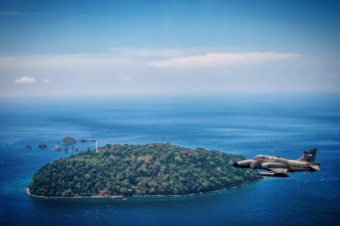 Pulau Rondo berbatasan langsung antara Indonesia dan India di Kepulauan Nikobar. Pulau kecil ini tidak berpenghuni dan dijaga ketat TNI AL. (Facebook/Fransius K.)