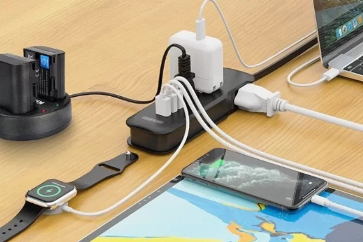 Salah satu peralatan traveling wajib punya di 2026: power cord travel, alat ini kombinasi adaptor dan USB-C kabel. (nationaltoday.com)