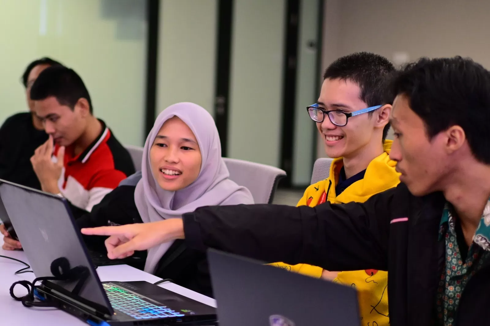 Telkom bersama Palo Alto Networks membekali mahasiswa dan fresh graduate dengan wawasan dan kesiapan karier di bidang keamanan siber. (Dok. Telkom)