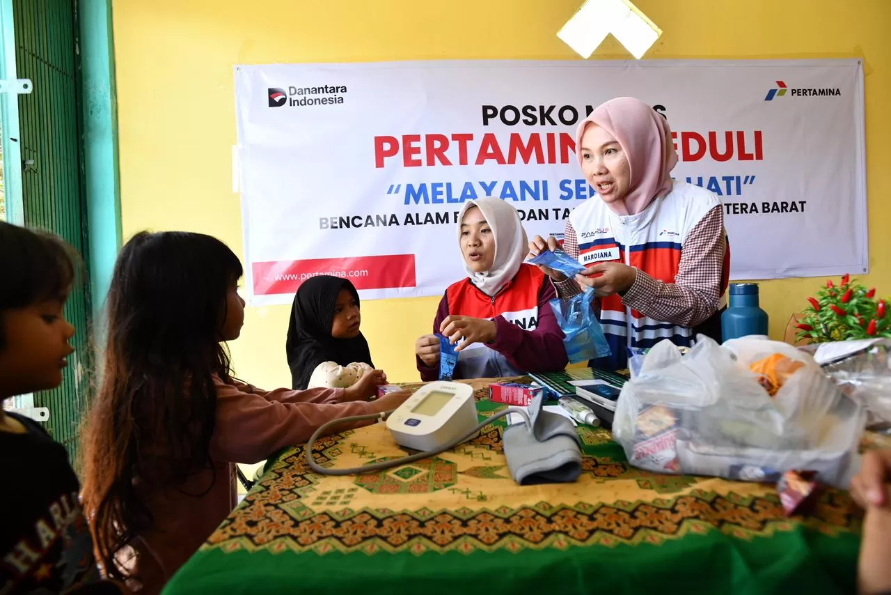 Perwira Pertamina rayakan tahun baru bersama masyarakat terdampak bencana di Sumatra, sambil menjalankan misi kemanusiaan dan layanan sosial. (Dok. Pertamina)