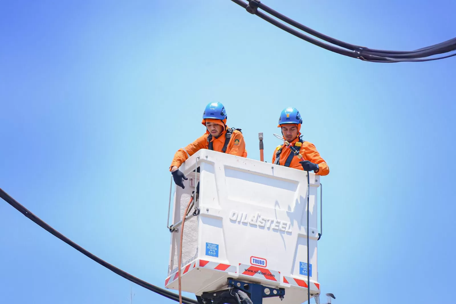 PLN pastikan sistem kelistrikan nasional andal saat Tahun Baru 2026, siapkan personel, posko, dan peralatan untuk kenyamanan masyarakat. (Dok. PLN)