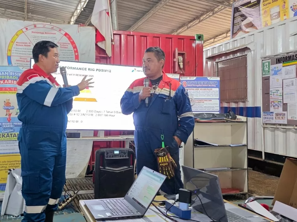 Manajemen Pertamina Drilling turun langsung ke rig aktif untuk memastikan keselamatan dan kelancaran operasi migas saat pergantian tahun. (Dok. Pertamina Drilling)