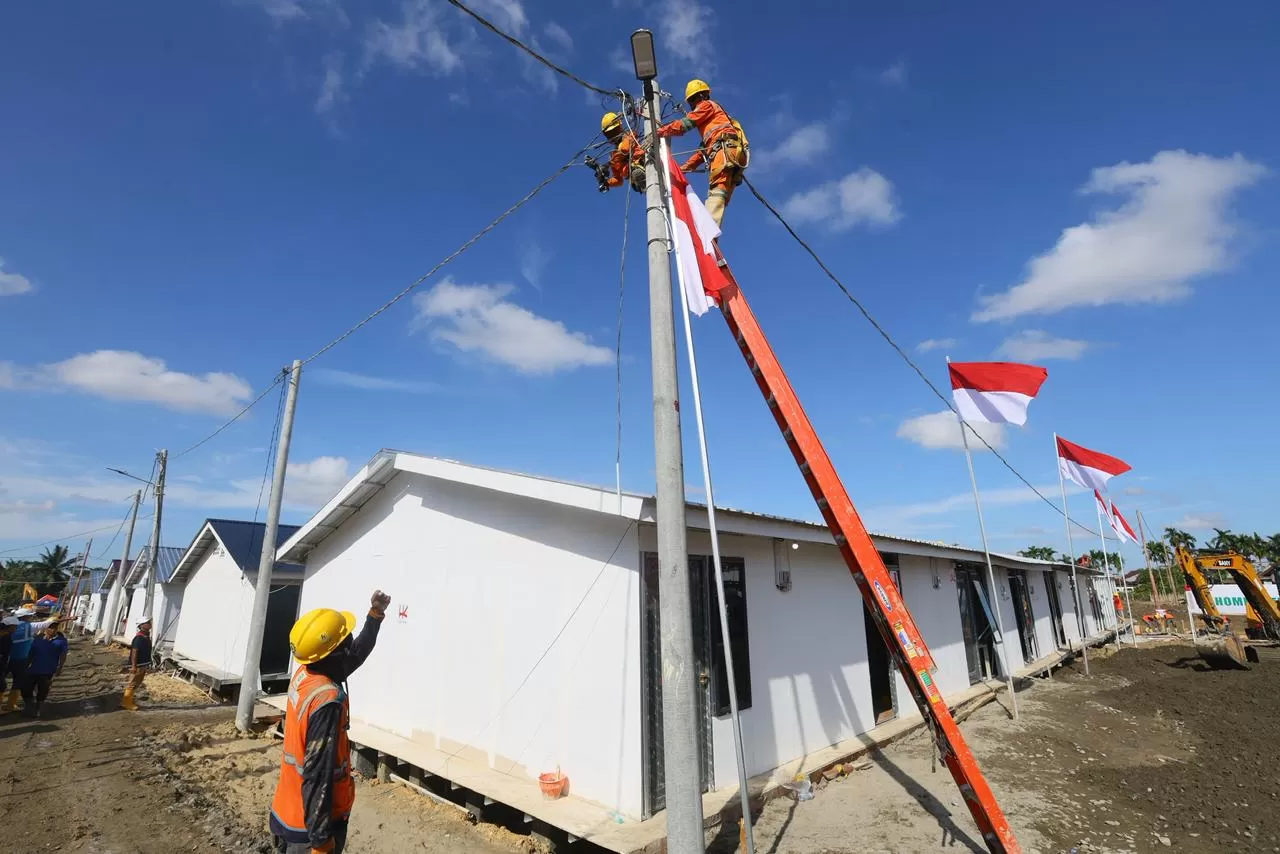 Petugas PLN melakukan penyambungan jaringan listrik di kawasan Rumah Hunian Danantara (Huntara) Aceh Tamiang. (Dok. PLN)