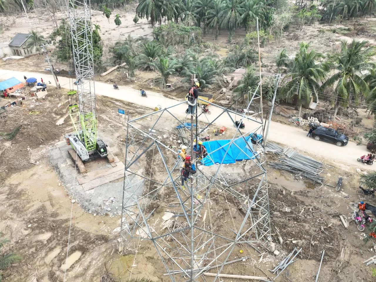 Proses pendirian tower transmisi 150 kV Pangkalan Brandan-Langsa jalur 2. (Dok. PLN)