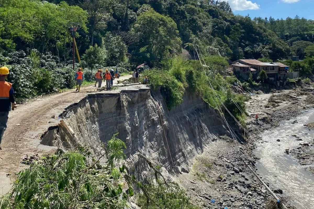 Petugas PLN terus bergerak memulihkan jaringan distribusi listrik pascabencana banjir dan longsor di Desa Jamur Ujung, Kabupaten Bener Meriah. (Dok. PLN)