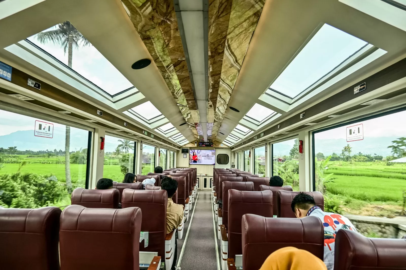 Kereta Panoramic KAI jadi favorit wisata Nataru, sambil dukung ekonomi lokal dan pariwisata berkelanjutan di berbagai daerah. (kai.id)