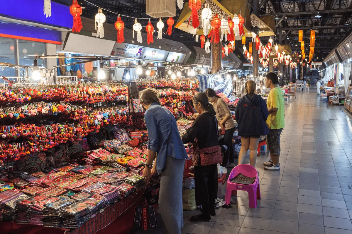 Chiang Mai Gate Market & Night Bazaar, salah satu tempat terbaik di Thailand untuk berburu street food. (tagthai.com)