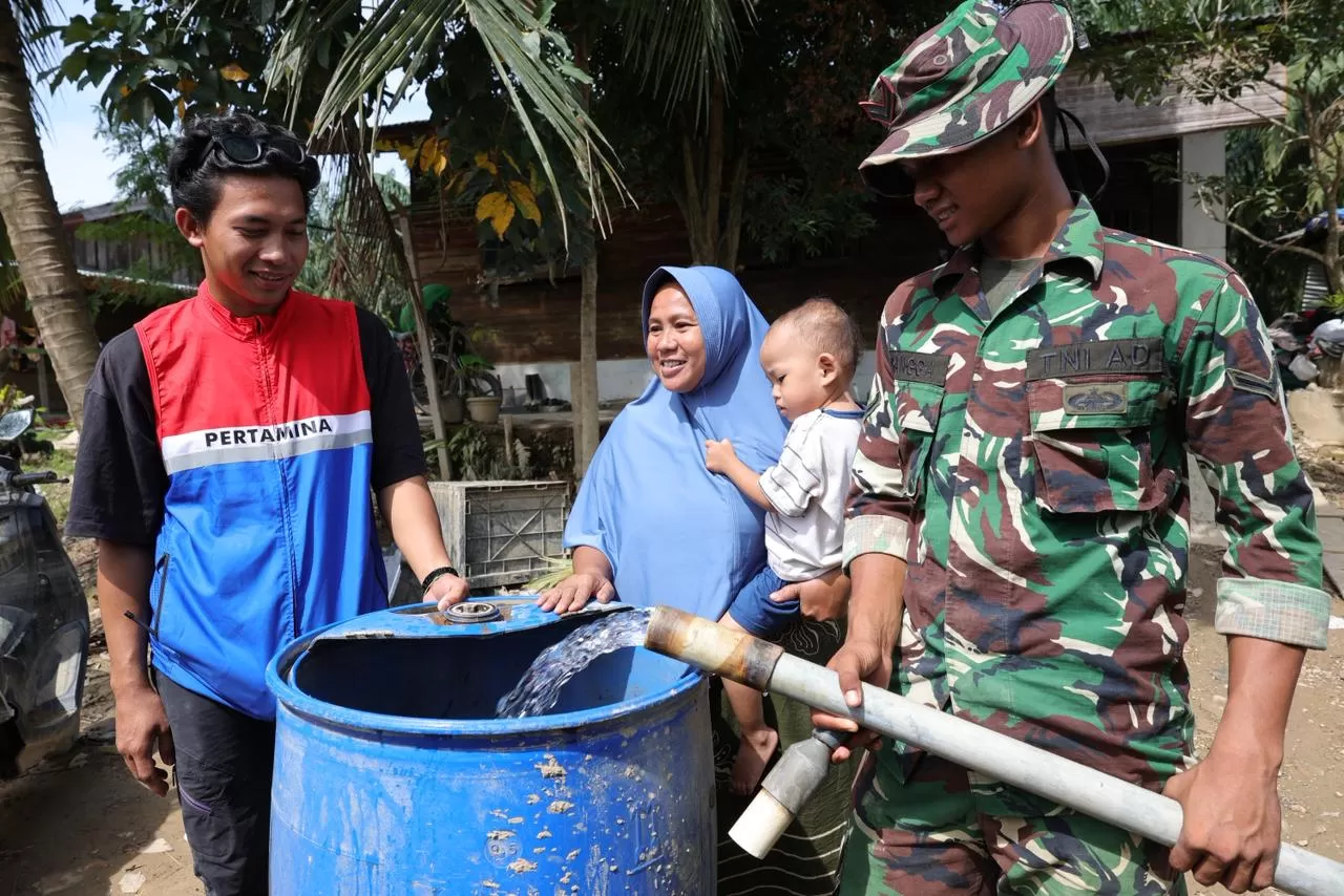 Pertamina Peduli distribusikan air bersih dan layanan kesehatan bagi penyintas bencana Aceh Tamiang untuk pemulihan berkelanjutan. (Dok. Pertamina)