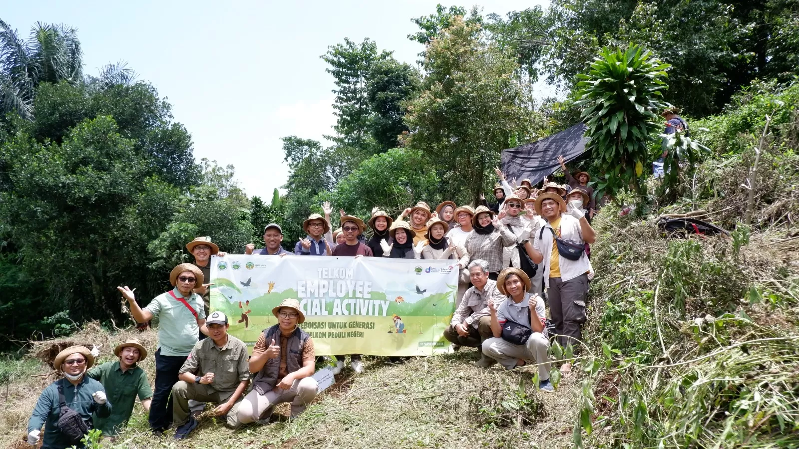Aksi reboisasi oleh karyawan Telkom, Tenaga Kerja Pendukung (TKP), perwakilan Dinas Kehutanan, dan warga sekitar pada program Telkom Employee Social Activity (TESA) di Desa Tegallega, Cianjur. (Dok. Telkom)