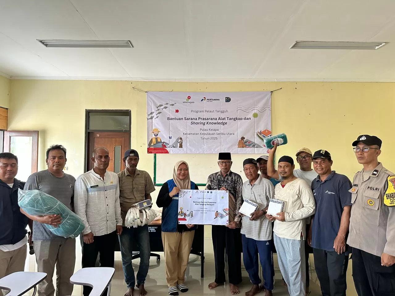 PHE OSES menyalurkan bantuan alat tangkap dan edukasi kelembagaan bagi nelayan Pulau Kelapa demi produktivitas dan keberlanjutan. (Dok. PHE OSES)