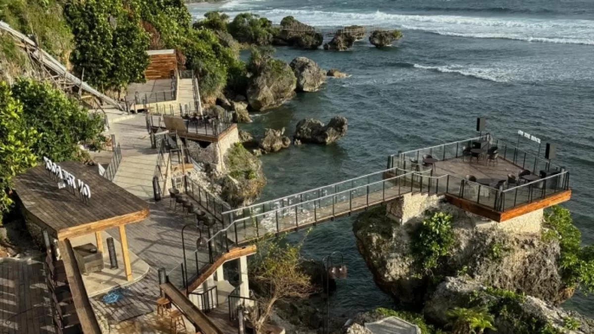 On The Rock Gunungkidul menawarkan wisata pantai sekaligus kuliner kekinian dengan pemandangan laut, tiket masuk terjangkau, dan menu beragam. (Instagram/onterock.yk)