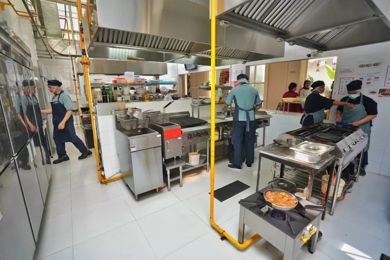 Mengandalkan pasokan gas bumi PGN, Bon Ami Surabaya menjaga dapur tetap aktif sepanjang hari.