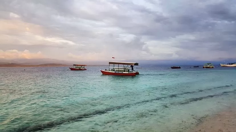 Pantai Tanjung Karang dikenal sebagai salah satu kawasan pesisir di Sulawesi Tengah yang menyimpan panorama laut alami dan suasana yang relatif tenang.