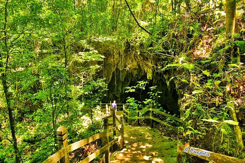 Jalan masuk ke Gua Binsari, Biak, yang dulu menjadi gua persembunyian dan gudang logistik tentara Jepang di Indonesia Timur. (mytravelingphotograph.blogspot.com)