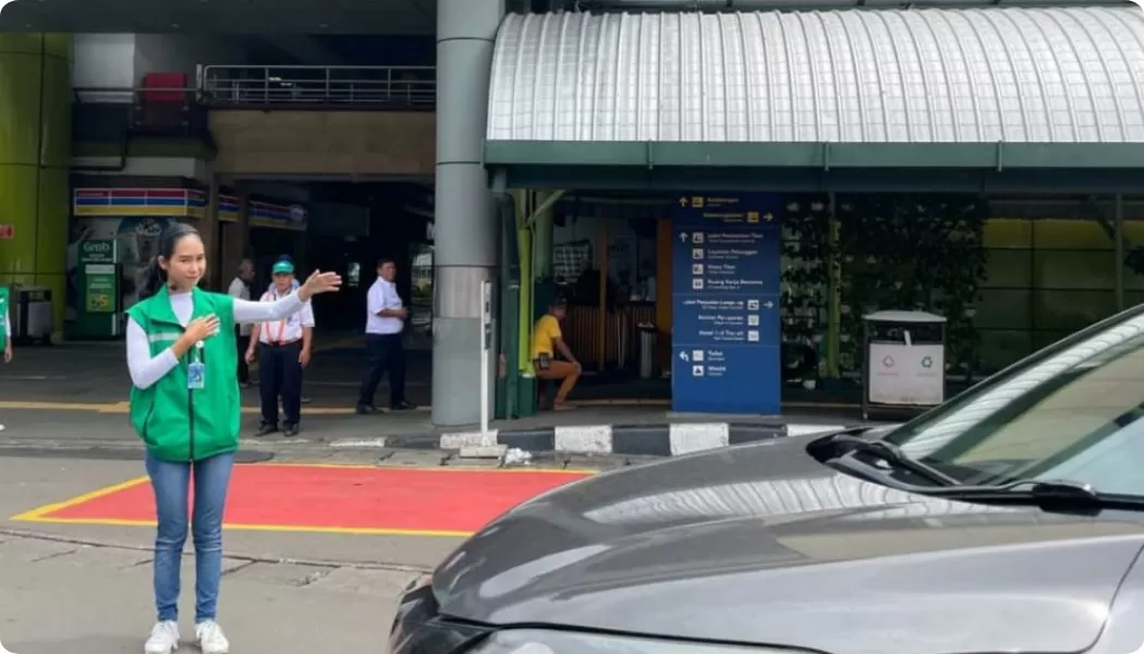 KAI Services menyiagakan petugas Customer Service Excellent untuk mengatur kepadatan kendaraan di musim liburan seperti momen Nataru. (reska.id)