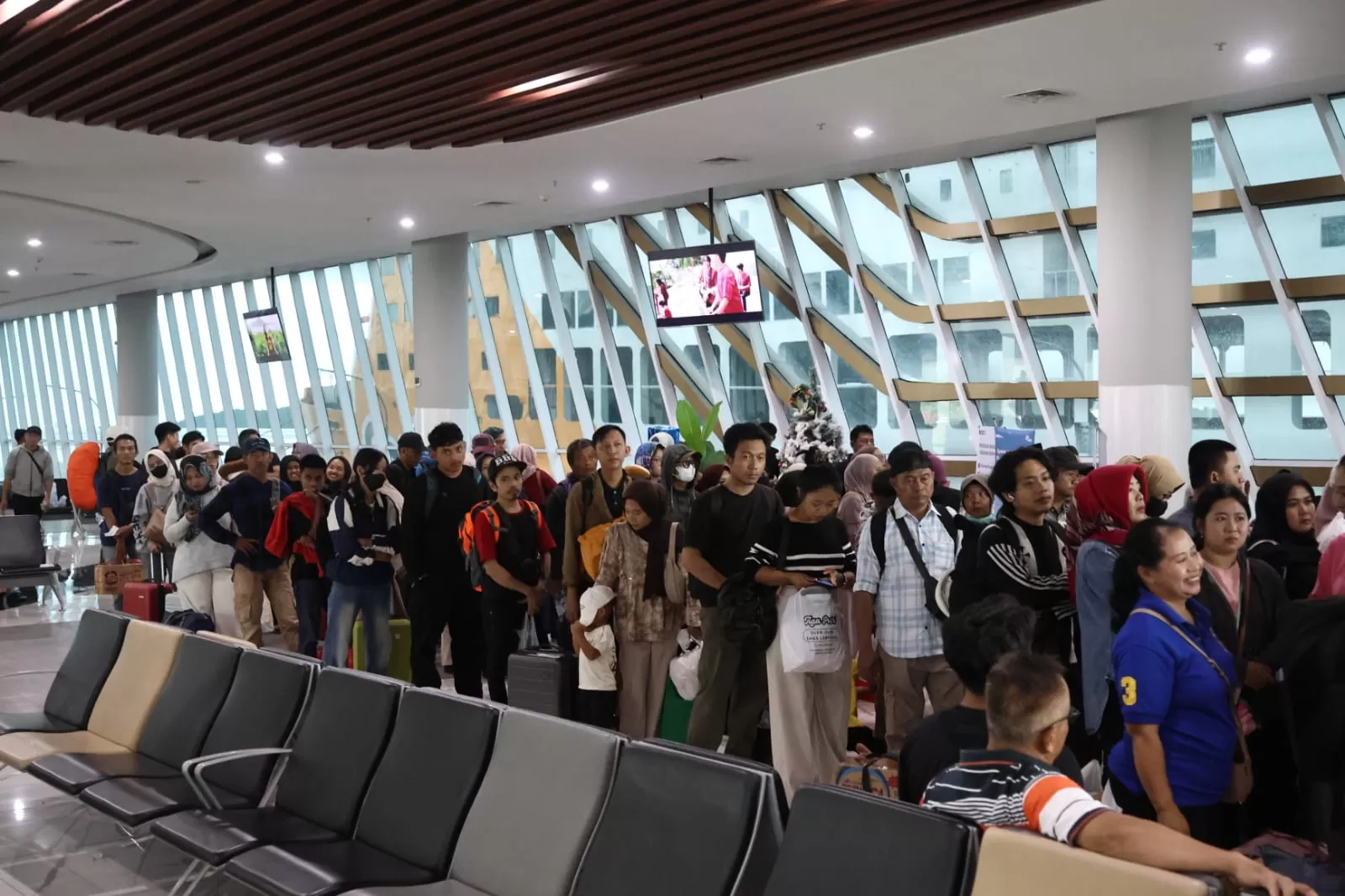 Mobilitas masyarakat meningkat selama Nataru, dengan layanan ASDP tetap berjalan aman dan efektif.