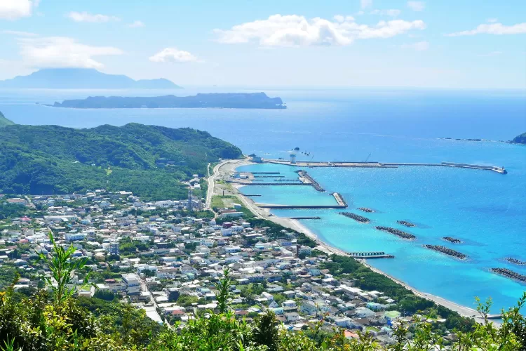 Untuk mencapai Pulau Niijima bisa menggunakan pesawat perintis atau kapal feri dari Dermaga Takeshiba di Tokyo.  (global.shima.metro.tokyo.lg.jp)
