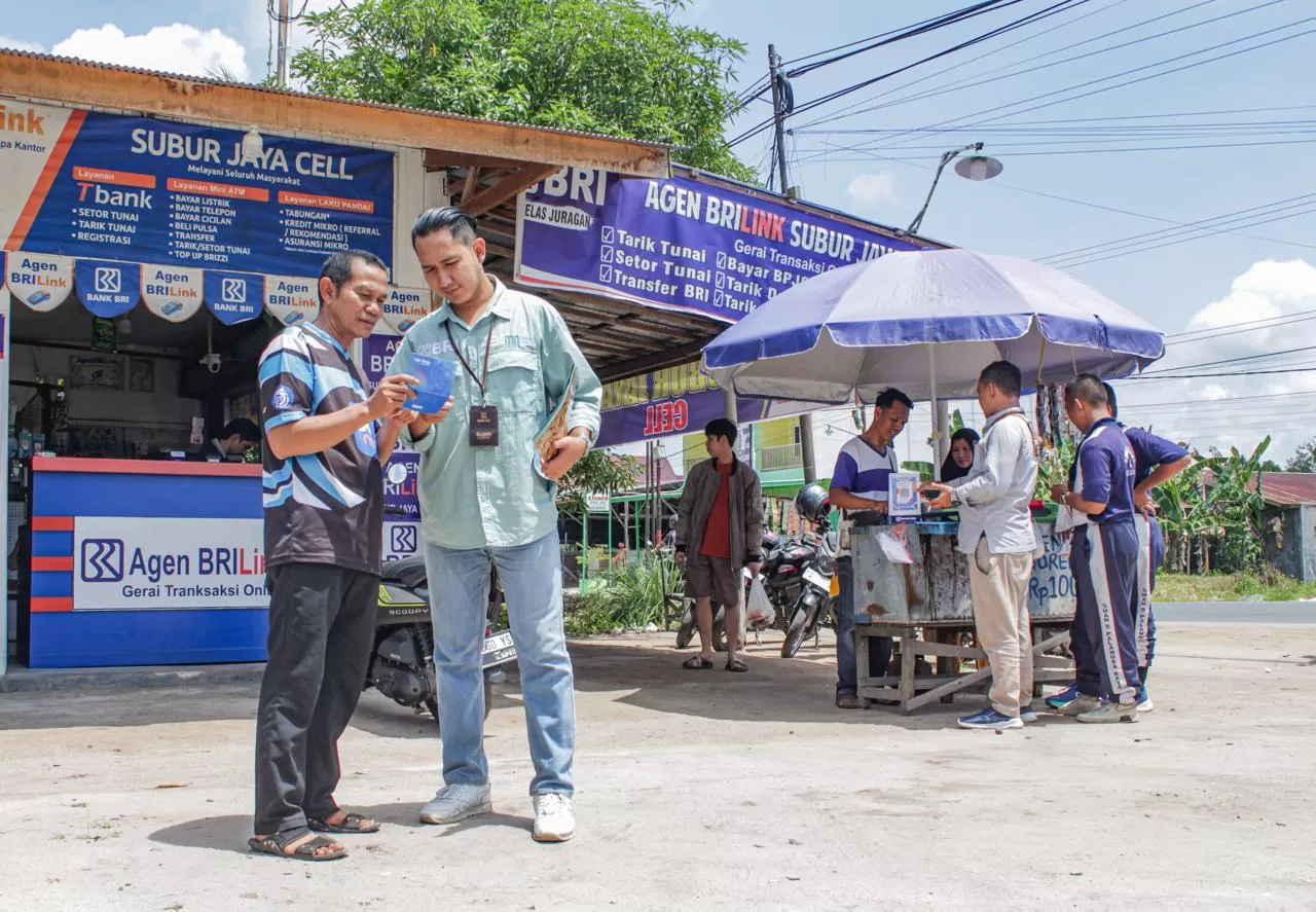 Keberadaan Agen BRILink memudahkan masyarakat desa mengakses layanan keuangan tanpa harus menempuh perjalanan jauh.