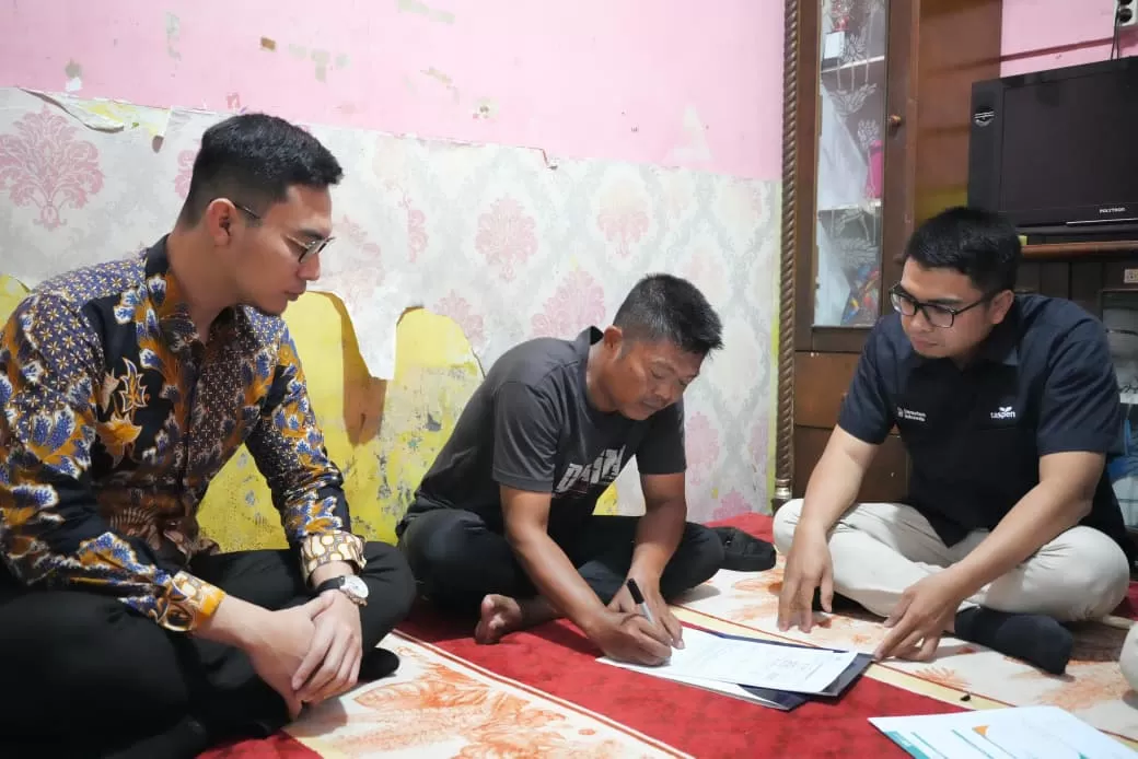 TASPEN menyalurkan JKM kepada keluarga ASN korban banjir dan longsor Aceh Tamiang sebagai wujud kehadiran negara. (Dok. TASPEN)