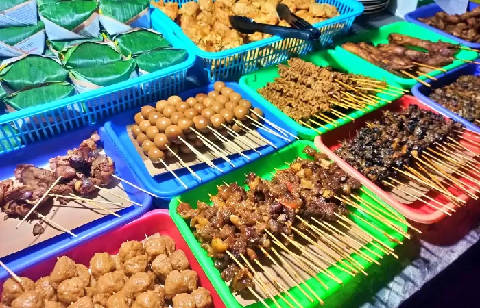 Ilustrasi - Cari angkringan 24 jam di Jogja Ini rekomendasi tempat nongkrong murah, menu beragam, dan cocok buat kamu yang lapar kapan saja. (travelspromo.com)