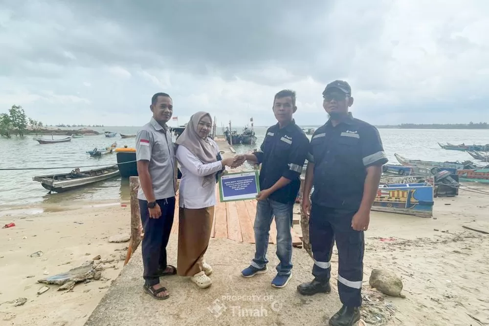 PT TIMAH Tbk melalui program CSR membantu perbaikan Dermaga Teluk Belilik di Desa Air Lintang, Bangka Barat, demi mendukung aktivitas nelayan dan ekonomi pesisir. (Dok. PT Timah)