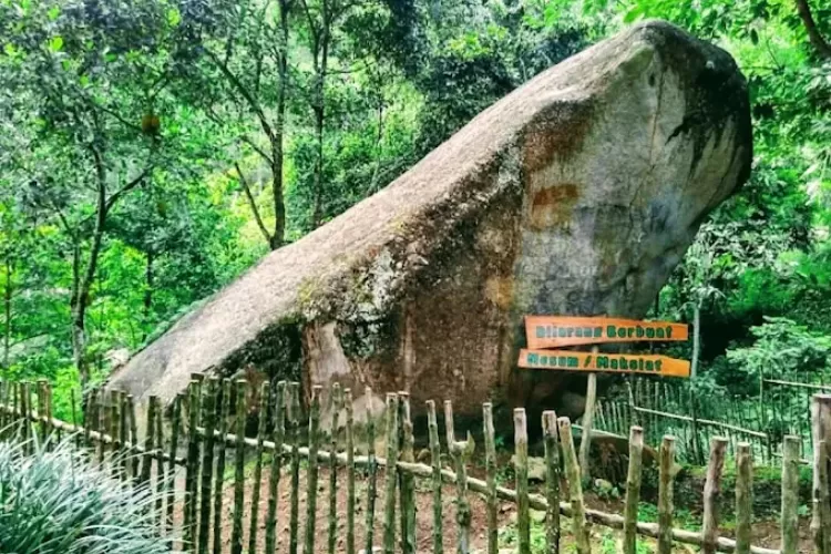 Batu besar yang bentuknya seperti kepala kuda raksasa ini merupakan batu dari zaman megalitikum yang umurnya sudah lebih dari 2.000 tahun. (Google/Bowo Ardianto)