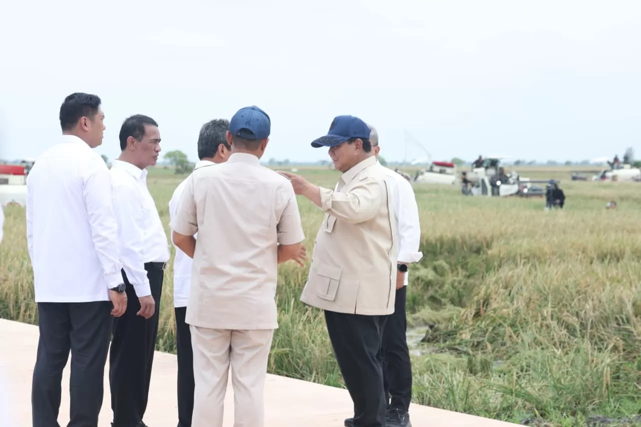 BULOG memperoleh penghargaan dari Presiden Republik Indonesia atas kontribusi strategisnya dalam mendukung swasembada pangan nasional.
