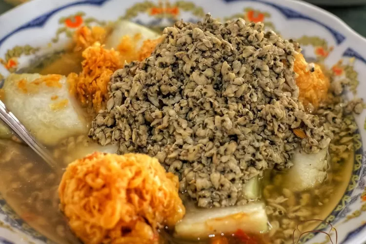 Pelengkap lontong ini menggunakan bahan baku kupang atau sejenis kerang kecil seukuran biji beras. (Instagram/@surabayafoodies)
