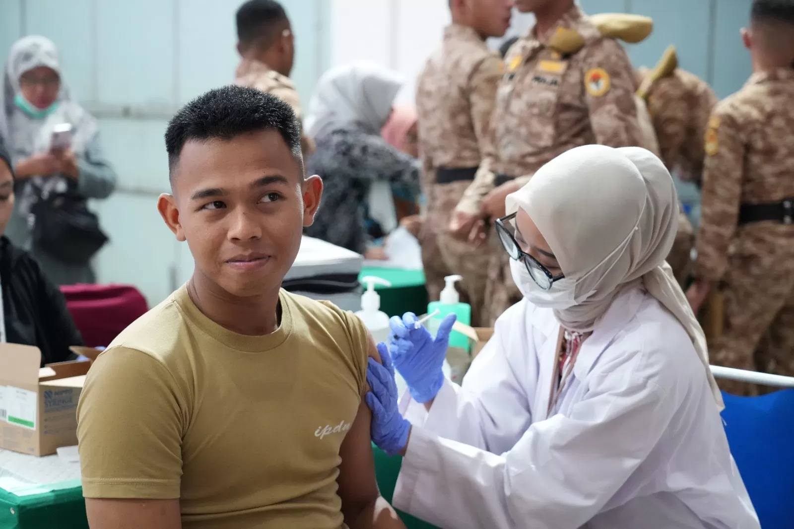Pemberian vaksinasi influenza kepada praja IPDN yang merupakan anggota tim Satgas Kemendagri (02/01).