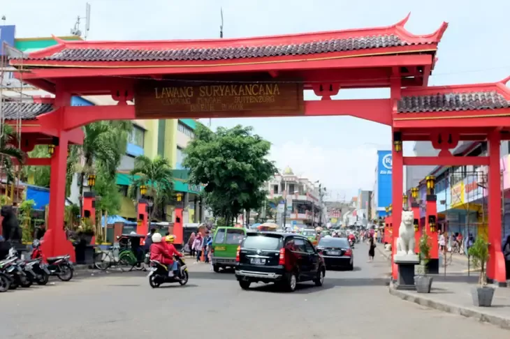 Gapura yang menandai pintu masuk kawasan Surya Kencana, Bogor. (goodnewsfromindonesia.id)