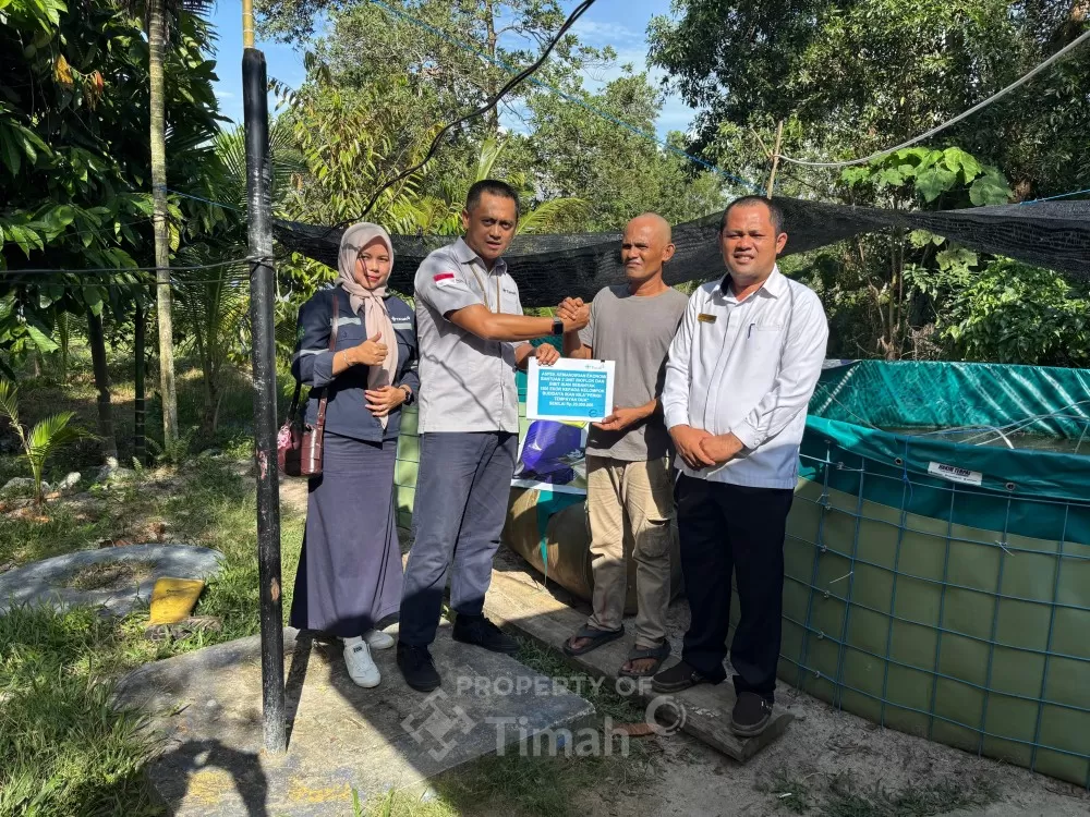 Melalui bantuan bioflok dan bibit ikan nila, PT TIMAH Tbk mendorong pengembangan usaha budidaya ikan warga Desa Gemuruh agar lebih efisien dan berkelanjutan.