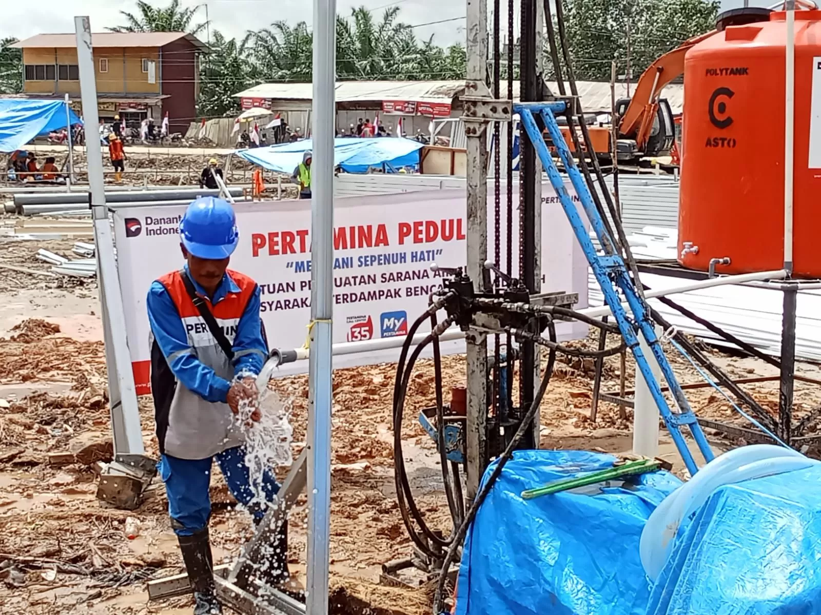 Elnusa bersama Pertamina dan YBH membangun sumur air pompa untuk warga terdampak bencana di Aceh, Sumatra Barat, dan Sumatra Utara. (Dok. Elnusa)