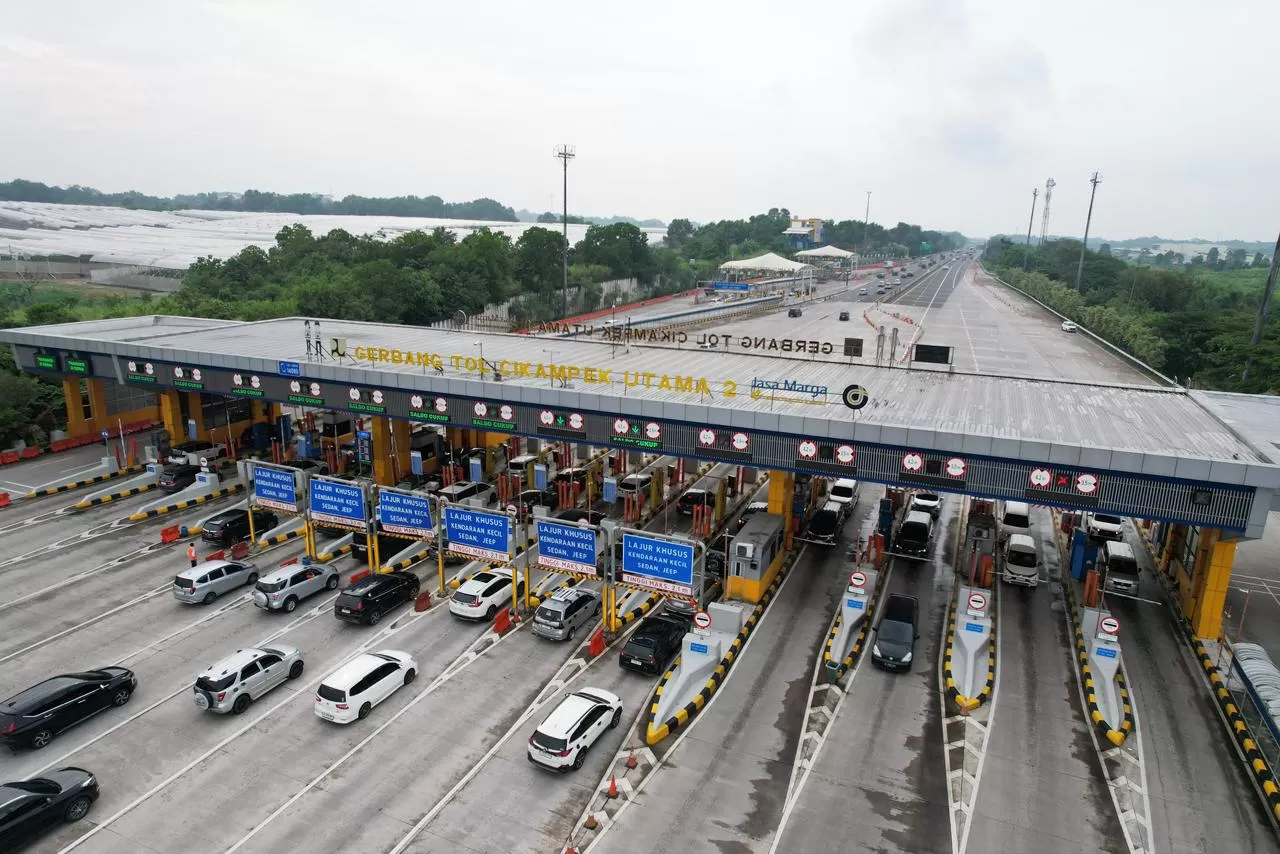 Tiga gerbang tol Trans Jawa mencatat lebih dari satu juta kendaraan melintas selama libur Natal 2025 dan Tahun Baru 2026.  &nbsp;