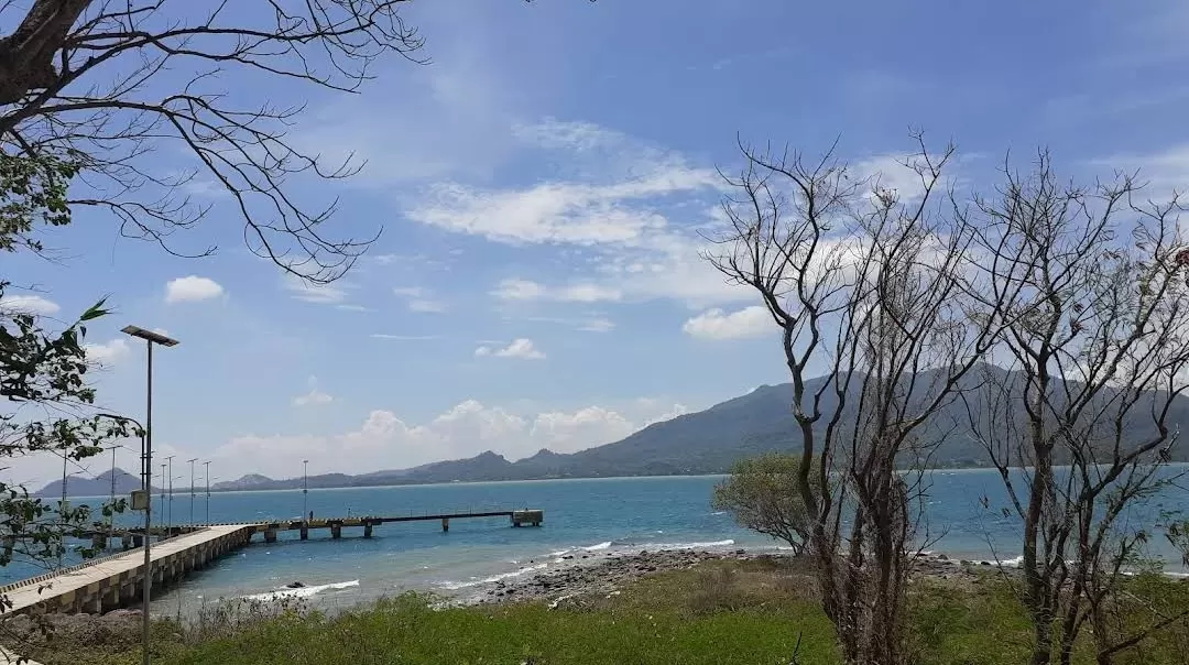 Dermaga di Pulau Mandalika yang bisa dicapai dengan kapal nelayan dari Pantai Benteng Portugis.  (Google Maps/Sevi via radarmadura.jawapos.com)