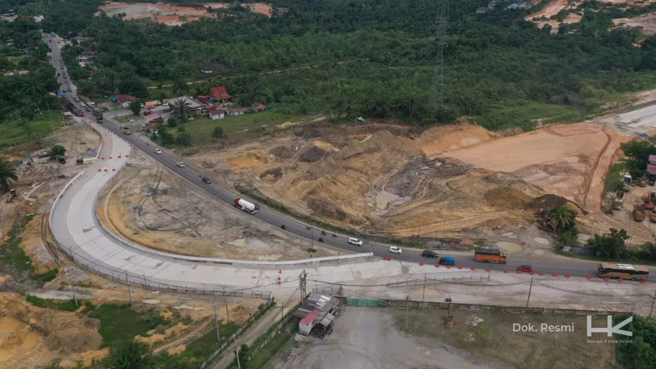 Hutama Karya memastikan keselamatan pengguna jalan tetap terjaga sambil mendukung kelancaran proyek Tol Lingkar Pekanbaru.