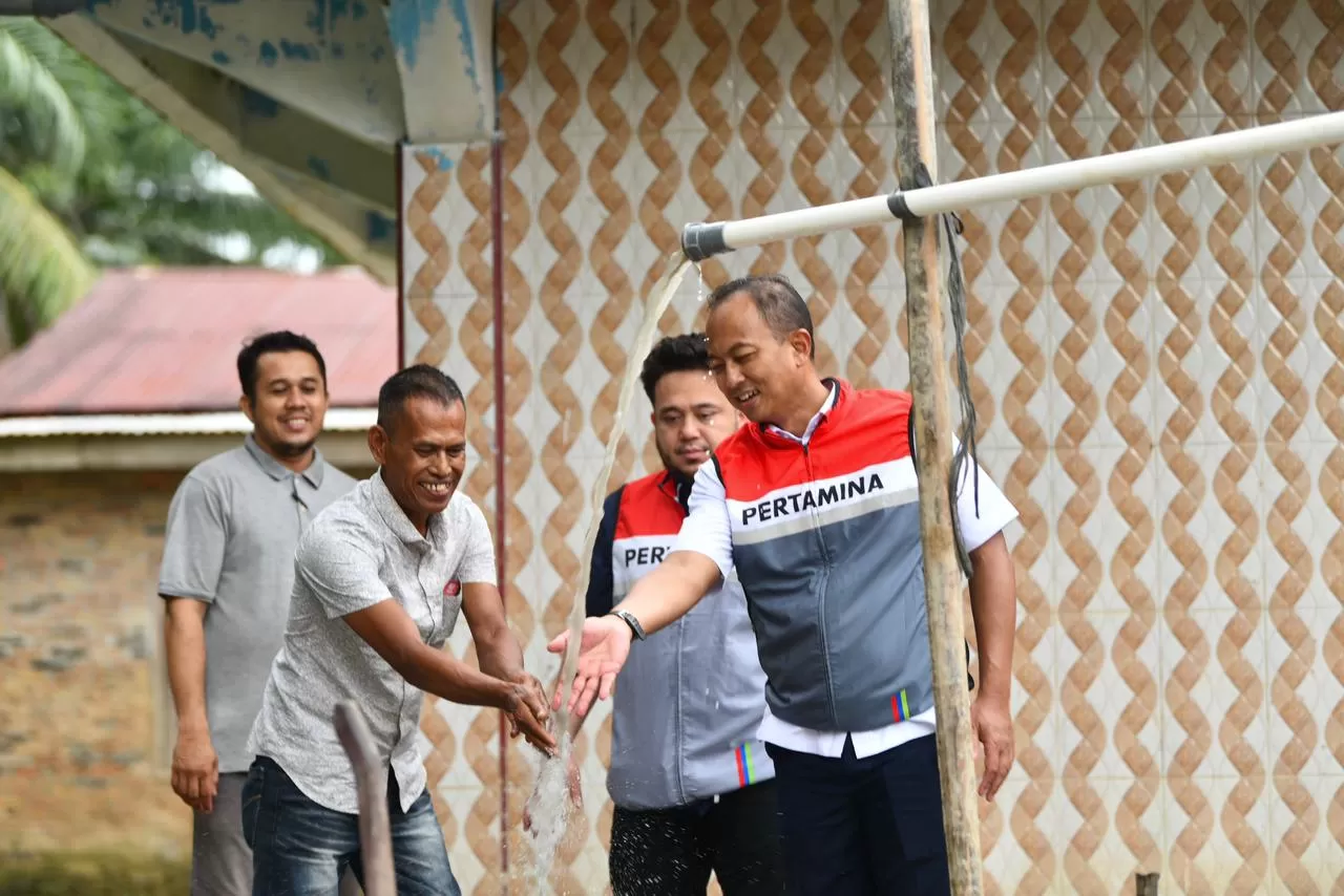 Kolaborasi Pertamina dan Elnusa menghadirkan sumur air bersih bagi warga terdampak banjir dan longsor di Sumatra sebagai solusi pemulihan berkelanjutan. (Dok. Pertamina)