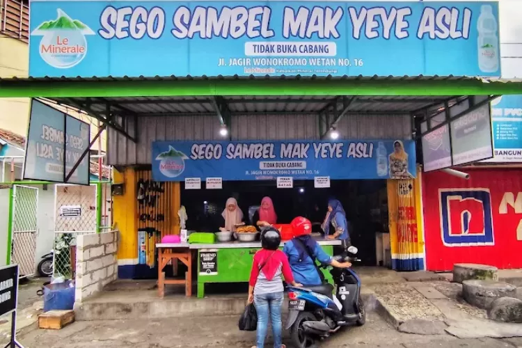 Sego Sambal Mak Yeye berlokasi di jalan Jagir no 10 Wonokromo Wetan. Buka jam 21.00 - 04.00 WIB. (Google/Repsy Dimas)