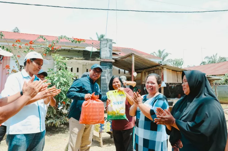 Region Head PTPN IV Regional III, Bambang Budi Santoso saat menyalurkan langsung bantuan kepada korban terdampak banjir beberapa waktu lalu. (Dok. PTPN IV Regional III)