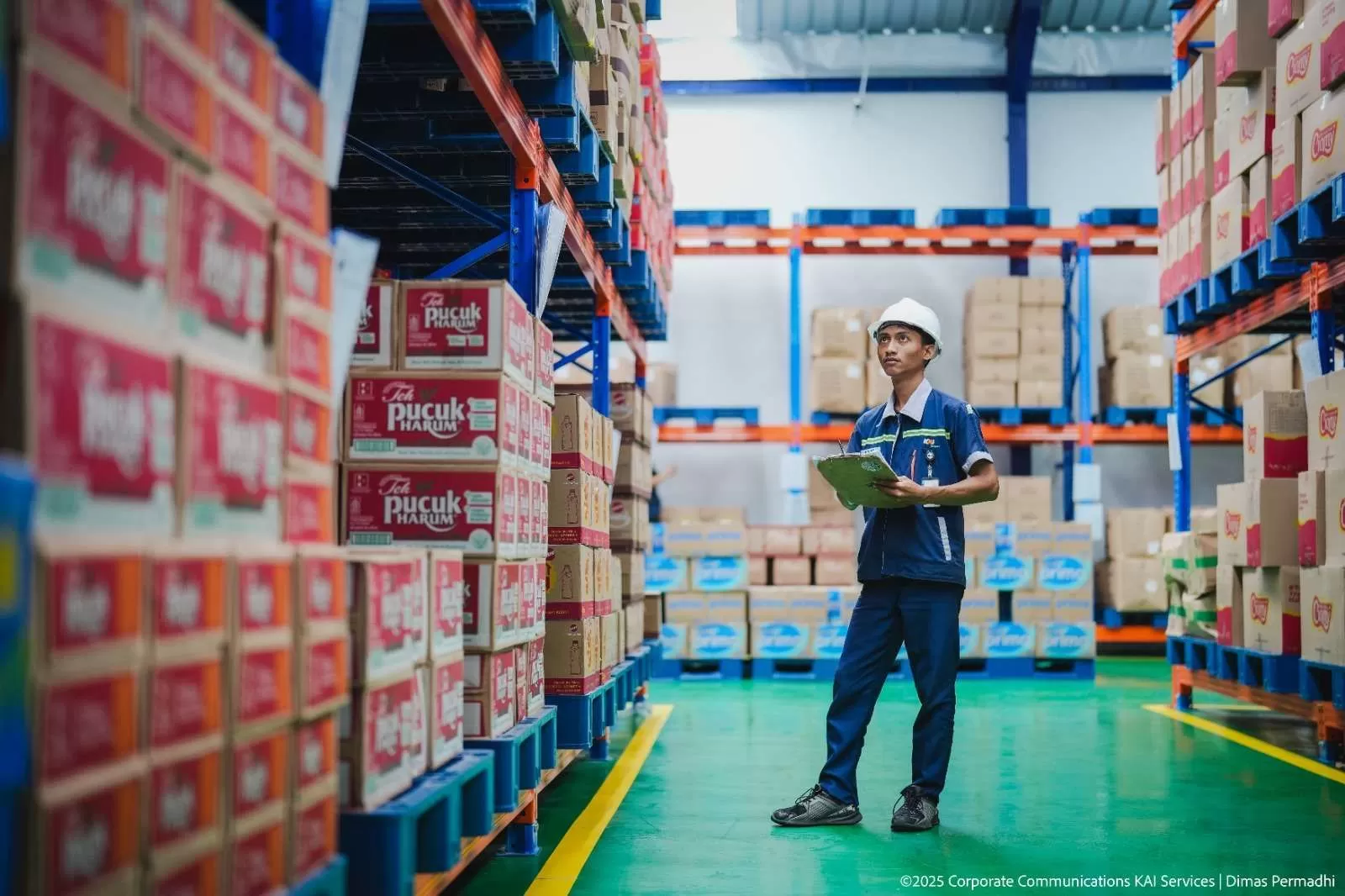 Petugas KAI Logistik mengecek isi Gudang Logistik. (DOK. KAI Services)