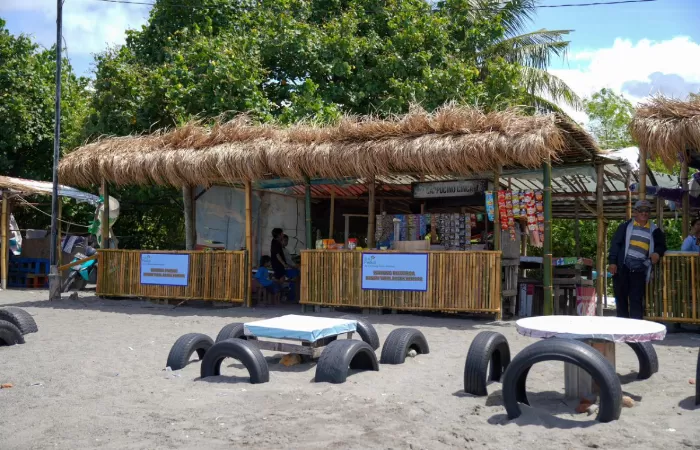 PLN EPI menata 43 kios UMKM dan fasilitas umum di Pantai Viral Mataram untuk mendorong pariwisata, ekonomi lokal, dan pembangunan berkelanjutan. (Dok. PLN EPI)