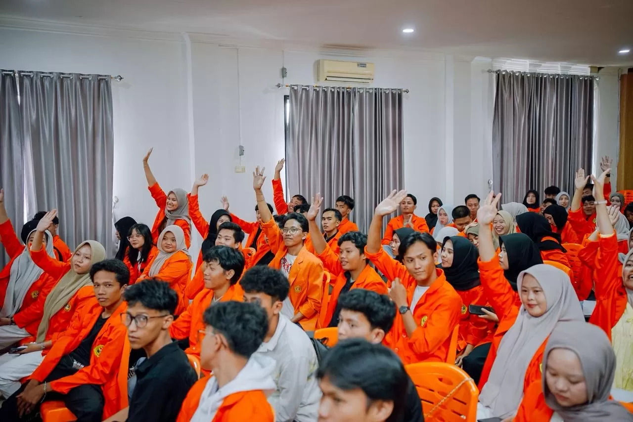 Puluhan hingga ratusan mahasiswa tampak aktif mengangkat tangan, berlomba menyampaikan pertanyaan seputar dunia hulu minyak dan gas.