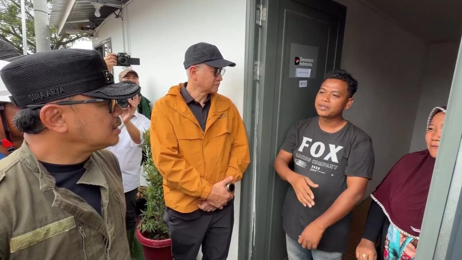 Wakil Menteri Dalam Negeri Bima Arya dan&nbsp;Managing Director Stakeholder Management Danantara Indonesia Rohan Hafas saat meninjau warga terdampak bencana yang mulai menempati Huntara di Aceh Tamiang.